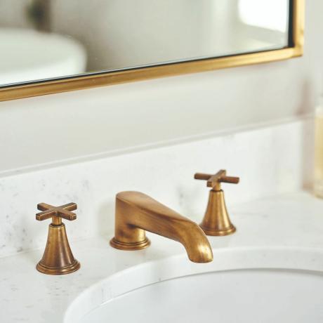 Fehér fürdőszobai mosdó szálcsiszolt sárgaréz csappal és tükörrel