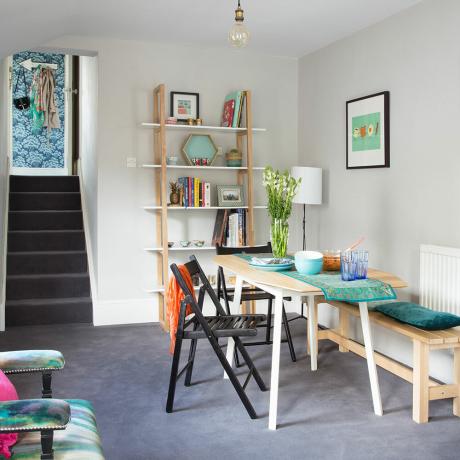 Nelielas izmaiņas ir ievērojami mainījušas šo Parīzes stila dzīvojamo istabu