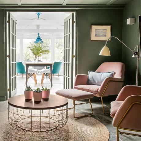 Zelena dnevna soba z roza fotelji