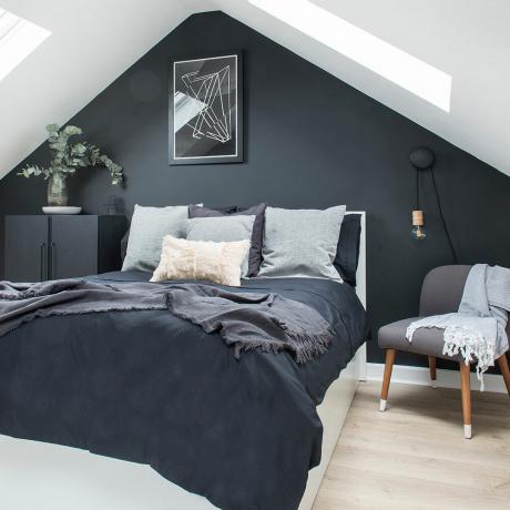 Neem een ​​kijkje in dit moderne monochrome huis in Hertfordshire-bed