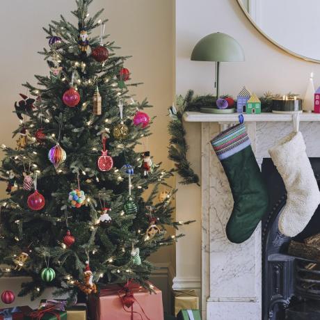 pohon Natal dengan perapian marmer dan dua stoking