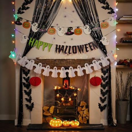 Interior de la casa decorado con adornos temáticos de Halloween