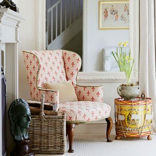 Slimme landelijke woonkamer met fleur-de-lys fauteuil
