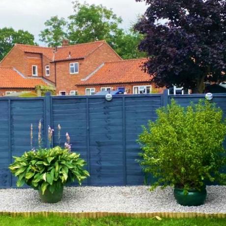 Maminka ušetřila 2 200 liber na neuvěřitelné přeměně štěrkové zahradní terasy