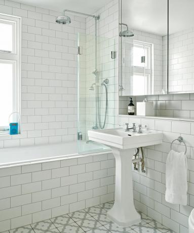 šviežiai baltas vonios kambarys su metro plytelėmis