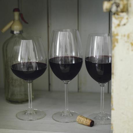 グラスにワインコルクと赤ワイン