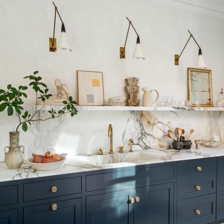roost episódio 6 - bancada de cozinha de mármore em uma cozinha azul-marinho contemporânea - Crédito Futuro