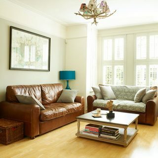 Valkoinen olohuone, jossa nahkasohvat | olohuoneen sisustus | tyyli kotona | housetohome.co.uk