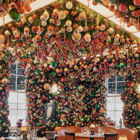 Sam Faiers suit l'engouement des décorations de plafond pour Noël
