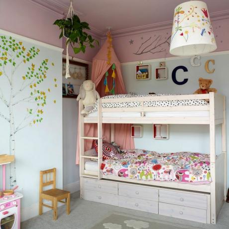 παιδική κρεβατοκάμαρα με βαμμένη ροζ οροφή