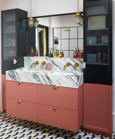 Maľovaný kúpeľňový umývadlový a úložný diel vyrobený z nábytku Ikea