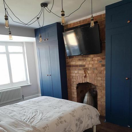 Dormitor cu dulapuri albastre incorporate