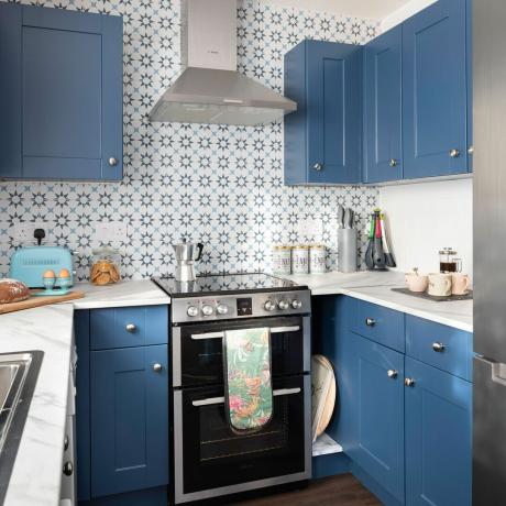Cozinha azul com azulejos brancos e azuis