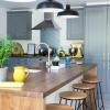 Grande reforma da cozinha branca com detalhes em amarelo e área de jantar espaçosa e moderna