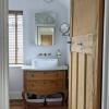 Antikke møbler gav dette badeværelse en 1930'er-inspireret glød