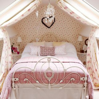 Różowa i dziewczęca wiejska sypialnia | Pomysły na dekorację pokoju dziecięcego | Domy i wnętrza wiejskie | Domdodomu