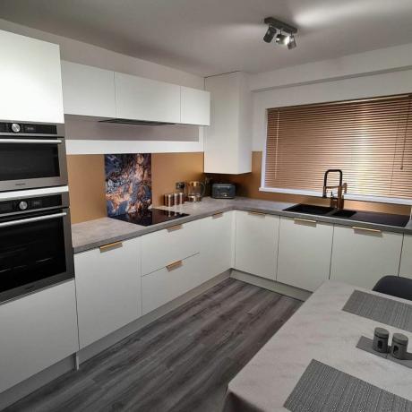 قامت شركة DIYer بتوفير 1000 جنيه إسترليني في عملية تحويل المطبخ الحديثة للغاية