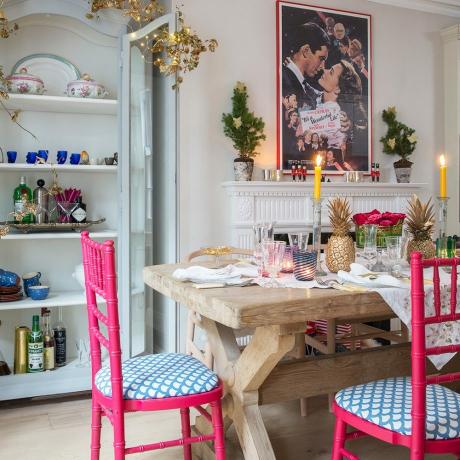 Julmatsal med rosa stolar och träbord