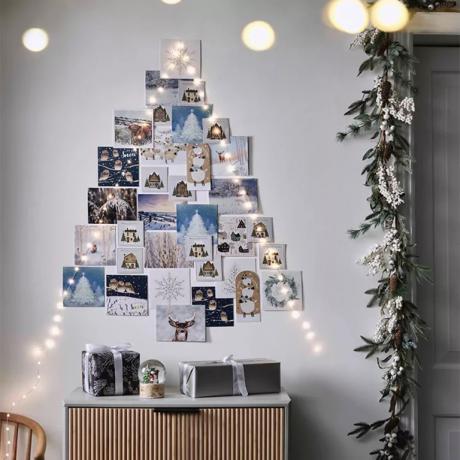 עצי חג מולד אלטרנטיביים עם כרטיסים על הקיר