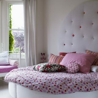 गोल बिस्तर के साथ लड़की का बेडरूम | बच्चों के बेडरूम | छवि