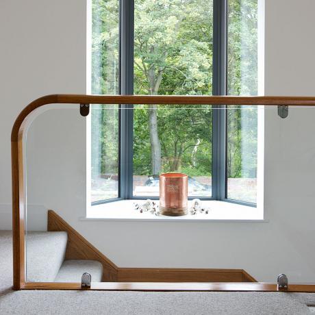 Дървена перила на стълбище със стъклен панел