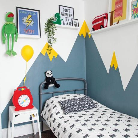 Schlafzimmer mit Bergen in Grau und Gelb an der Wand