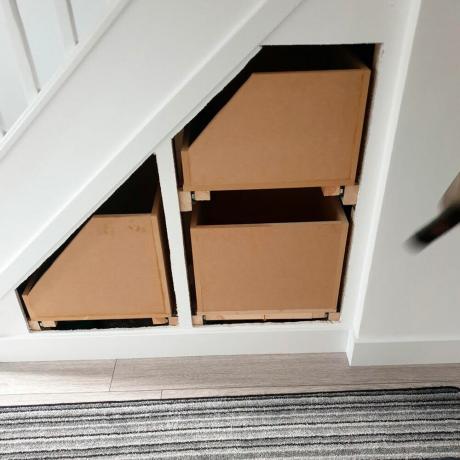 DIY pod zásuvkami na uloženie schodov