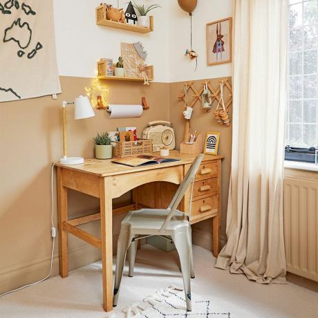 chlapecká ložnice s malovanou stěnou a stolem