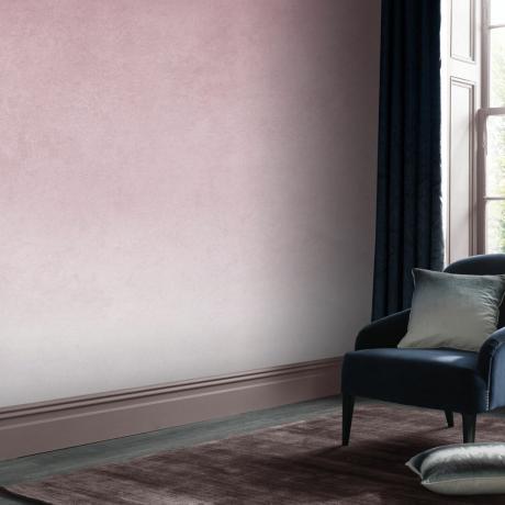 Блідо-рожева стіна, дерев'яна підлога і синє крісло
