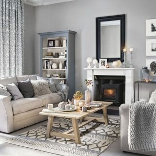 Tonande grått vardagsrum med subtil textur och mönster