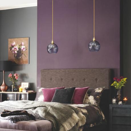 pakabukai virš lovos violetiniame miegamajame