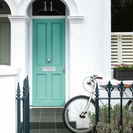 kesalahan warna pintu depan, pintu depan hijau aqua dengan perangkat keras krom, eksterior dicat putih