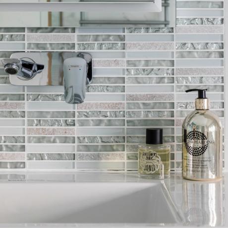 Kylpyhuoneen uudistus marmorilaatoilla, sadesuihkulla ja uudella kylpyammeella