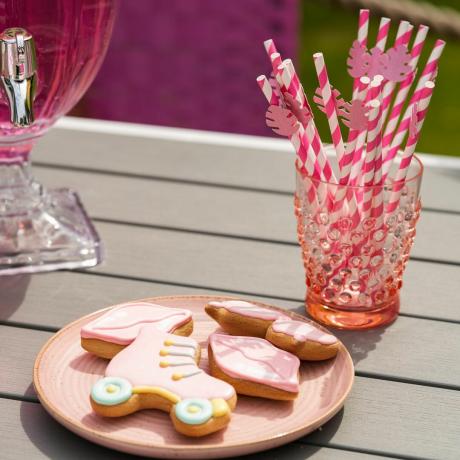 розовое печенье со льдом и соломка в баре на открытом воздухе