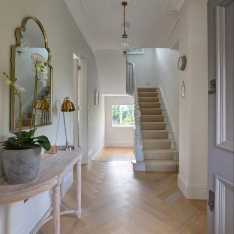 Visite uma casa vitoriana elegante em Londres com uma espaçosa extensão de vidro