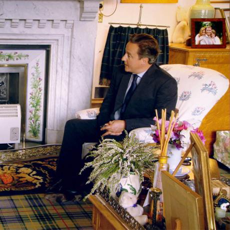 Chillaxing: Statsministeren, David Cameron sidder med dronningen i hendes private stue på Balmoral hvor en bamse kan ses sidde bag et fotografi og prins Andrew og prinsesser Beatrice og Eugenie ITV 