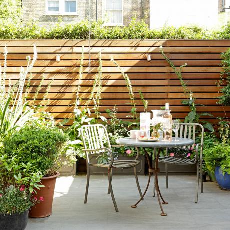 Vasaras dārza idejas - bistro galds un krēsli