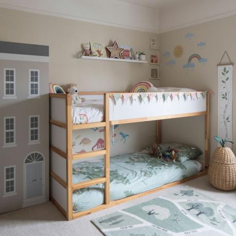 Otroška soba z lesenimi pogradi, košaro za shranjevanje v obliki hruške, preprogo, preprogo, stenske nalepke