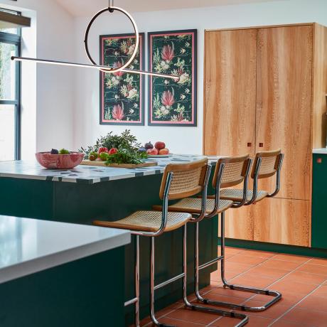 แนวคิดในการตกแต่งผนังห้องครัว – วิธีที่ง่ายและราคาไม่แพงในการจัดสไตล์พื้นที่ของคุณ