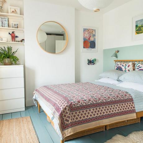 camera da letto con parete dipinta per metà verde