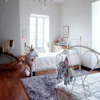 Біла сільська дитяча спальня | Спальня з 2 односпальними ліжками | Дитячі ліжка | Зображення | Будинок будинку