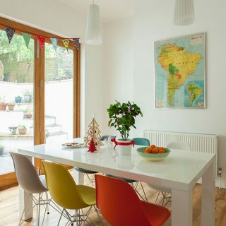 თანამედროვე თეთრი სასადილო ოთახი მრავალფუნქციური ფერადი სკამებით | სასადილო ოთახის გაფორმება | იდეალური სახლი | Housetohome.co.uk
