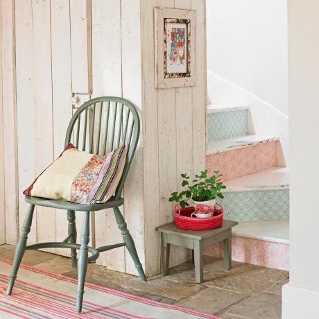 Staircase-ideas-country-pastel-wallpaper
