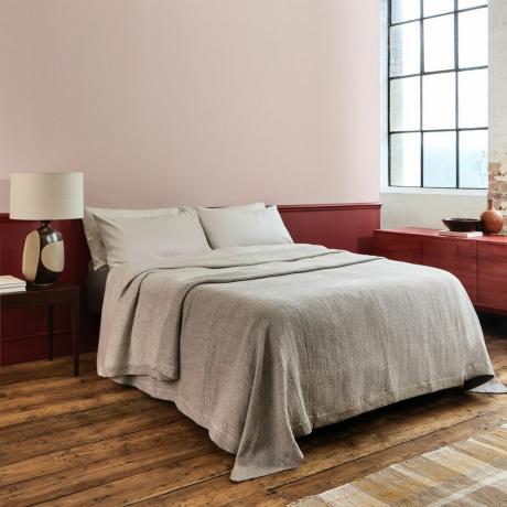 幅木カラーのアイデア、マゼンタの幅木と椅子レールのある寝室、堅木張りの床、オートミール寝具