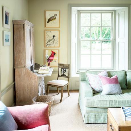 Sala de estar tradicional com sofá verde claro