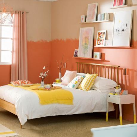 Oranžinis miegamasis su medine lova