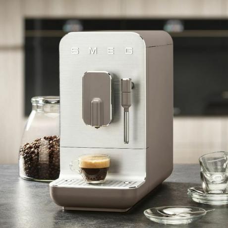Molly-Mae kavos aparatas yra mažos virtuvės svajonių pirkinys