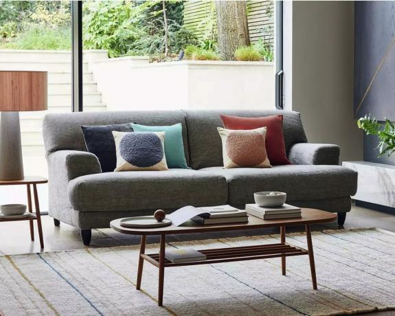 Nápady na sivú pohovku do obývačky – 11 spôsobov, ako upraviť všestrannú sivú pohovku