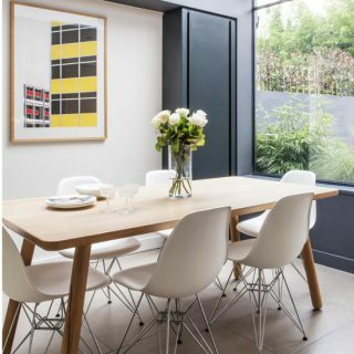ნაცრისფერი და თეთრი სასადილო ოთახი Eames სკამებით