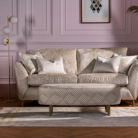 Rosa vardagsrum med beige soffa